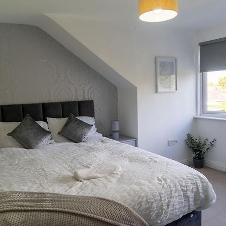 Spacious 15 Guest Home With 9 Beds In Shirley Solihull Exterior photo
