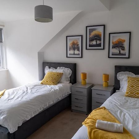 Spacious 15 Guest Home With 9 Beds In Shirley Solihull Exterior photo