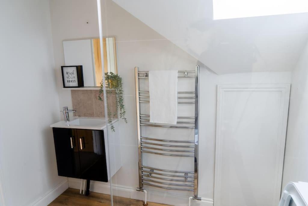 Spacious 15 Guest Home With 9 Beds In Shirley Solihull Exterior photo