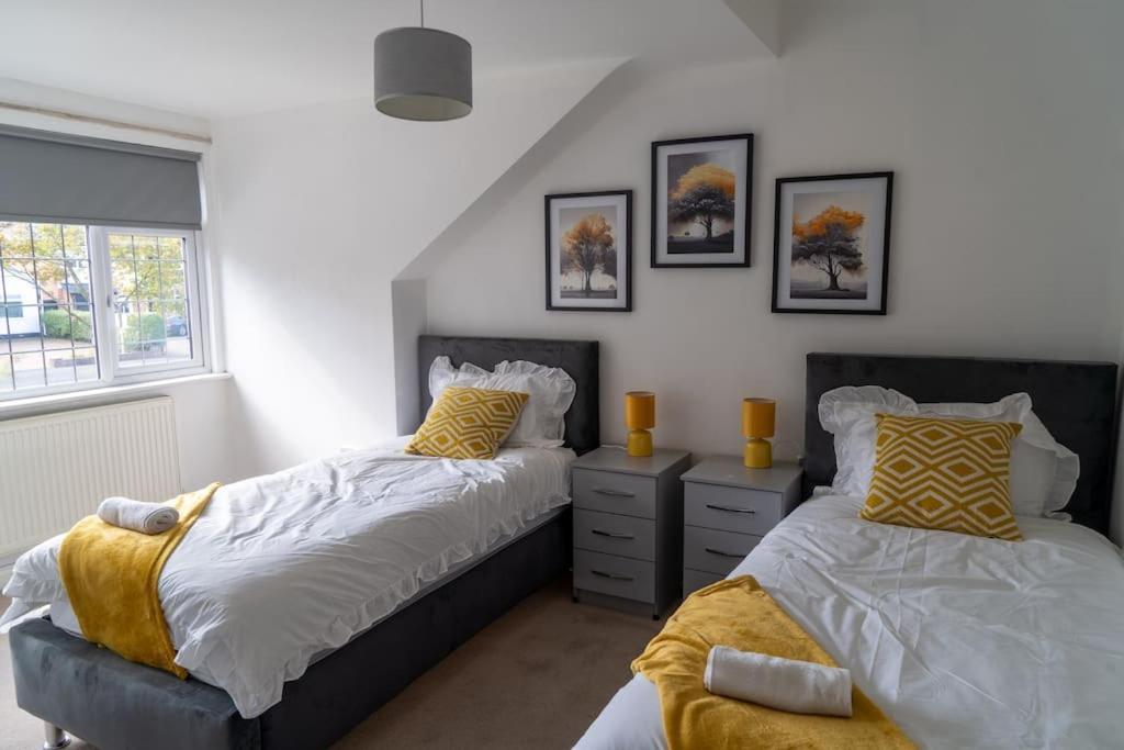 Spacious 15 Guest Home With 9 Beds In Shirley Solihull Exterior photo