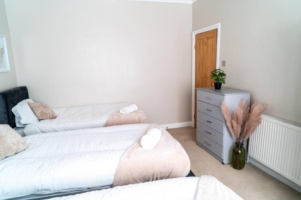 Spacious 15 Guest Home With 9 Beds In Shirley Solihull Exterior photo