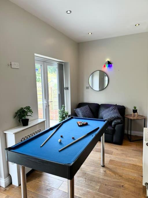 Spacious 15 Guest Home With 9 Beds In Shirley Solihull Exterior photo