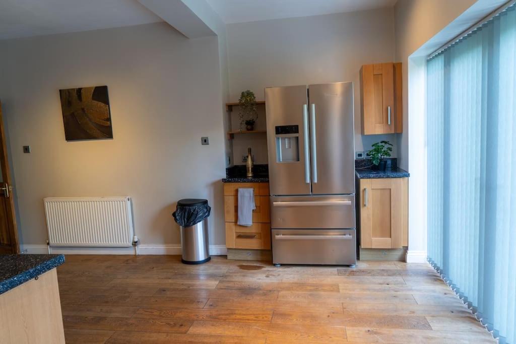 Spacious 15 Guest Home With 9 Beds In Shirley Solihull Exterior photo