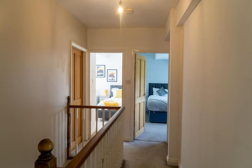 Spacious 15 Guest Home With 9 Beds In Shirley Solihull Exterior photo