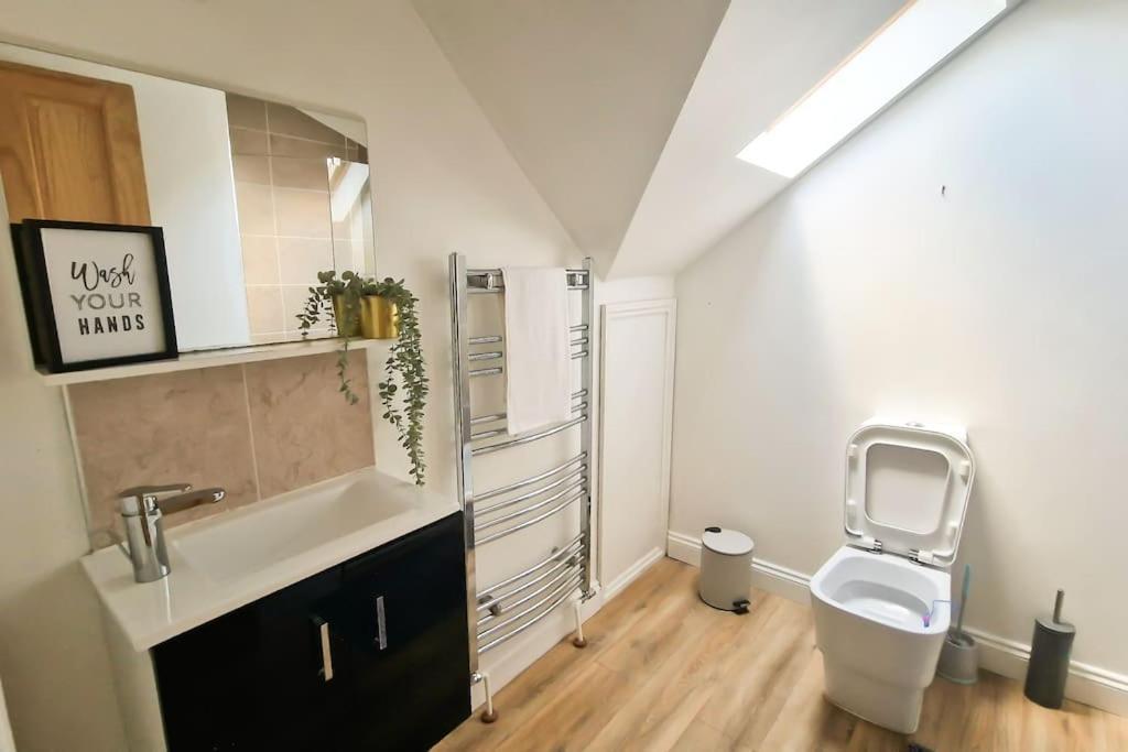 Spacious 15 Guest Home With 9 Beds In Shirley Solihull Exterior photo