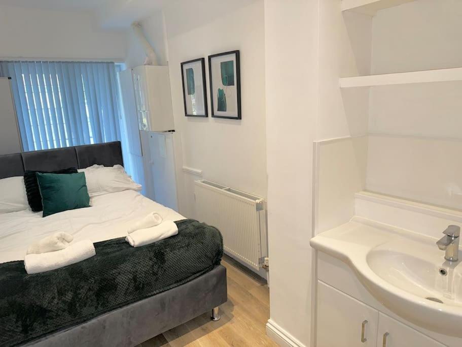 Spacious 15 Guest Home With 9 Beds In Shirley Solihull Exterior photo