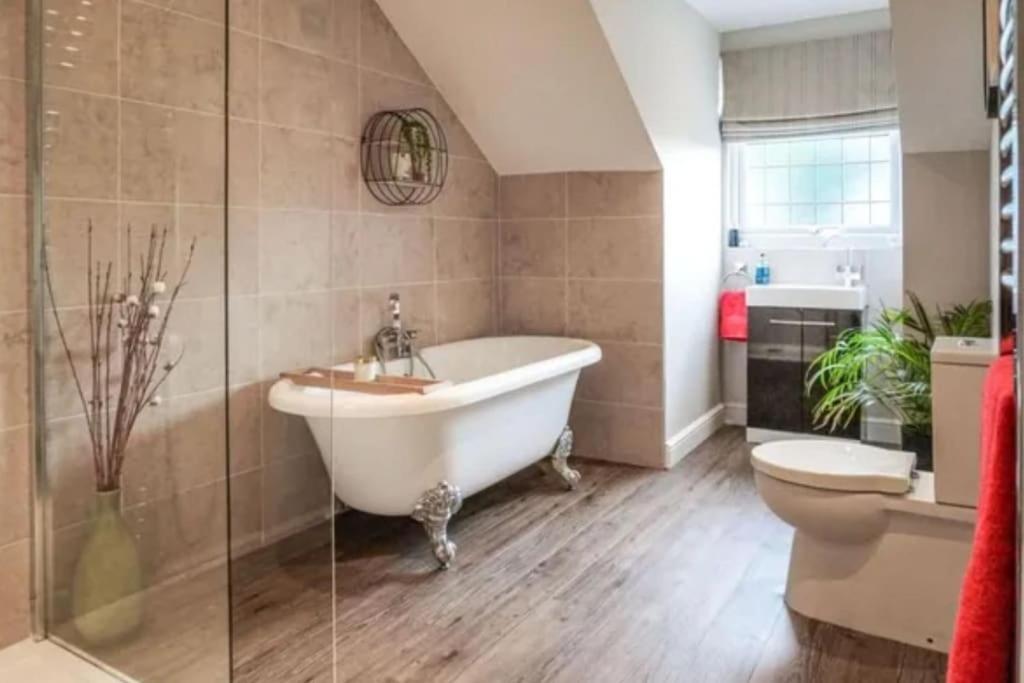 Spacious 15 Guest Home With 9 Beds In Shirley Solihull Exterior photo