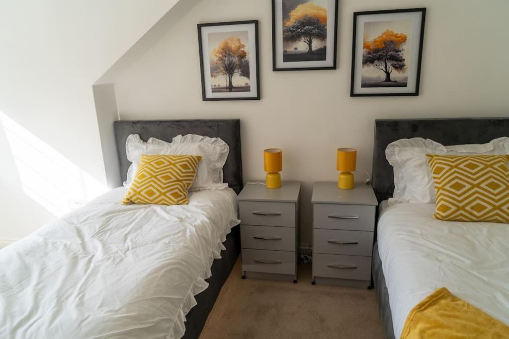 Spacious 15 Guest Home With 9 Beds In Shirley Solihull Exterior photo