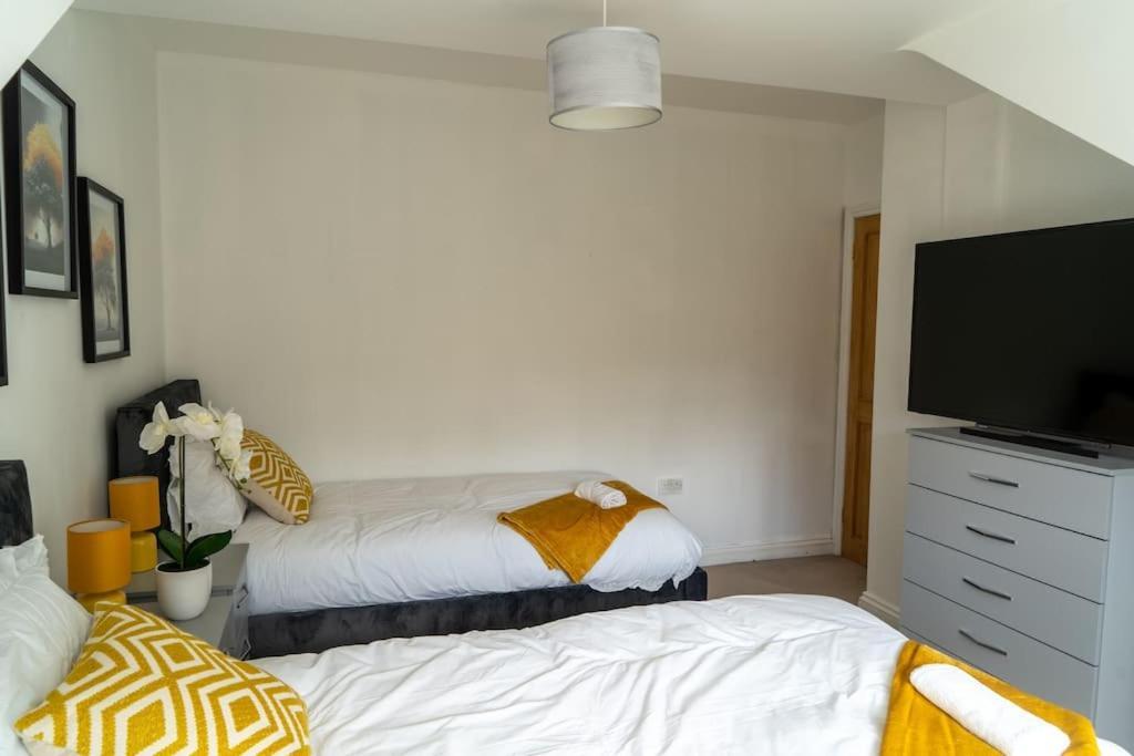 Spacious 15 Guest Home With 9 Beds In Shirley Solihull Exterior photo
