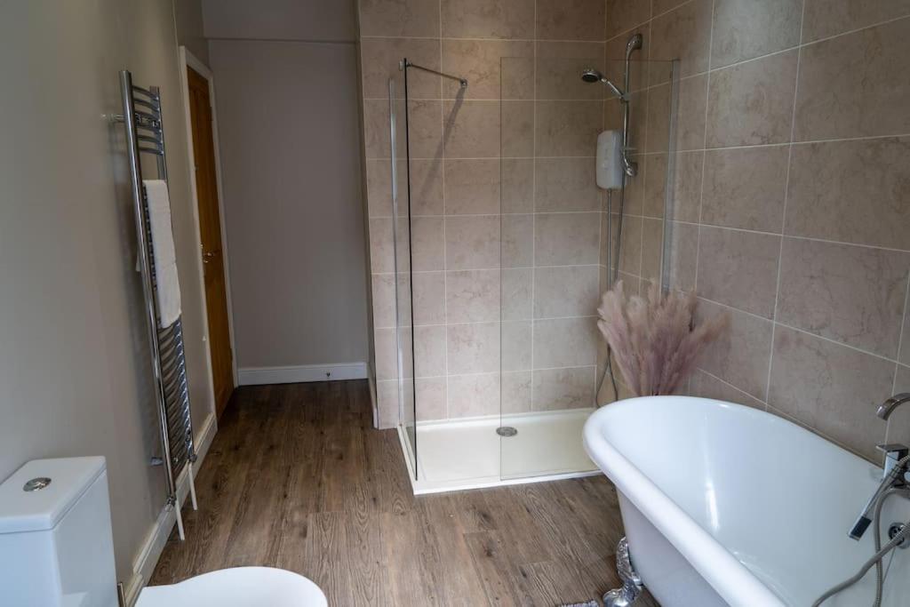 Spacious 15 Guest Home With 9 Beds In Shirley Solihull Exterior photo